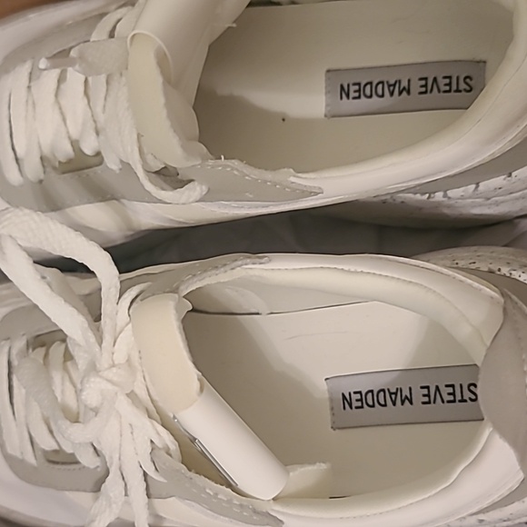 Steve Madden White Sneaker NEW - Picture 4 of 11
